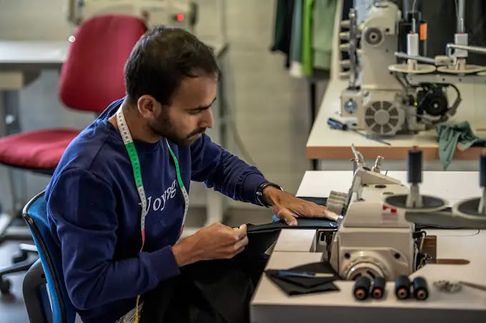 Kleermaker van kleerlijk in de werkomgeving.