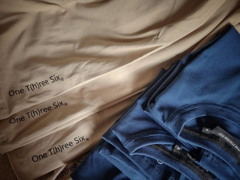 stapel tshirts beige en blauw